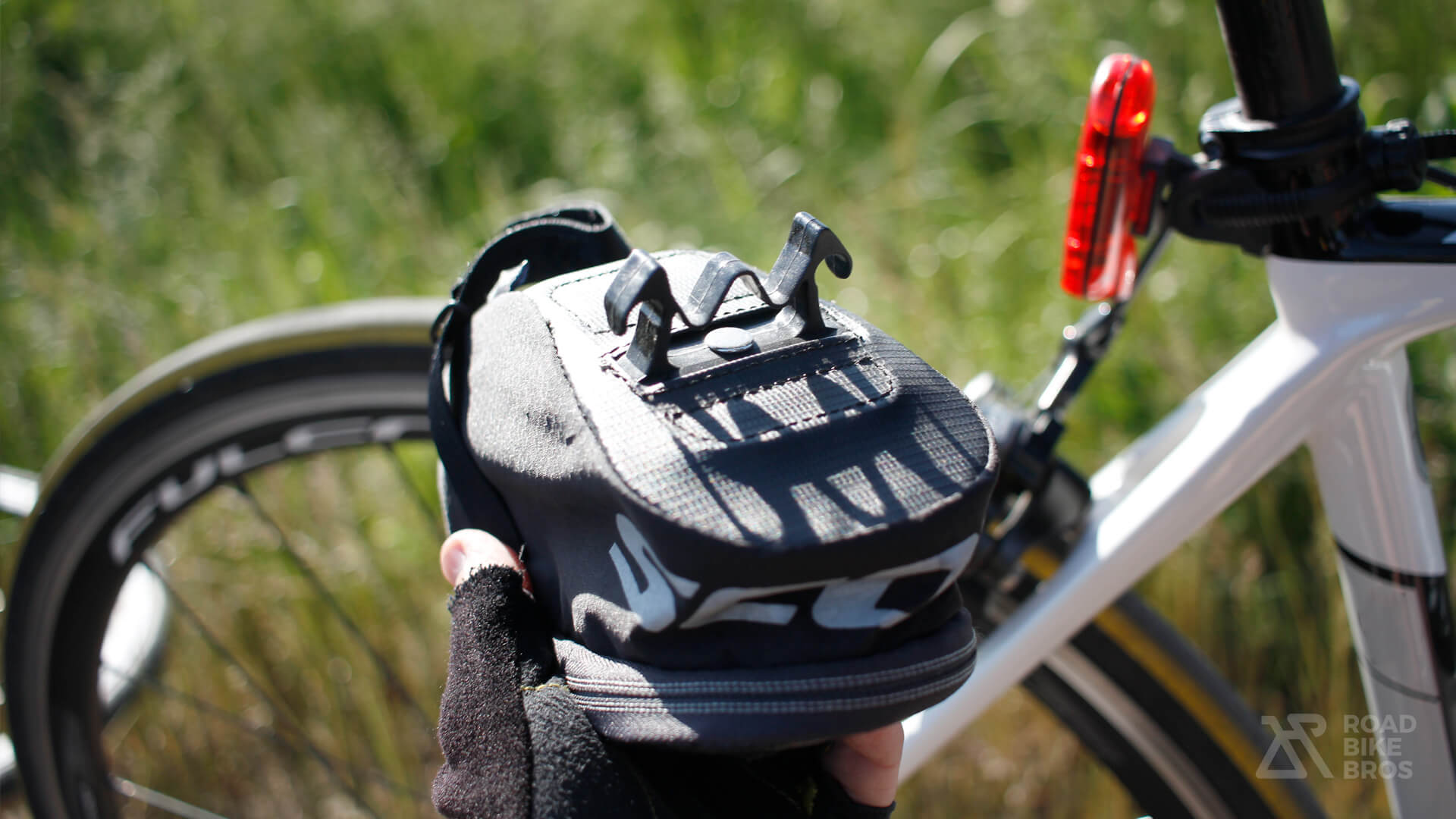 How to Choose a Road Bike Saddlebag Attaching System